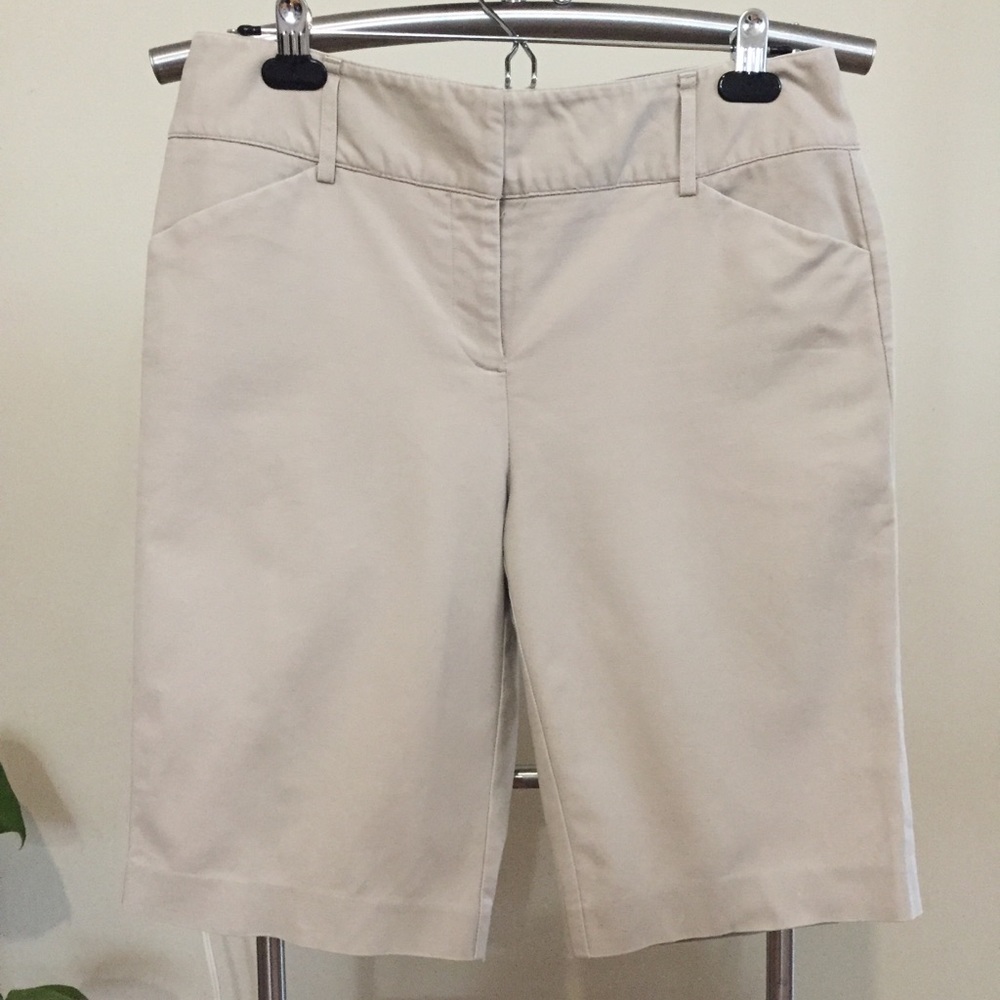 Dana Buchman cream colour bermudas
